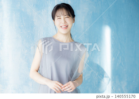 若い女性 若い女性 140555170