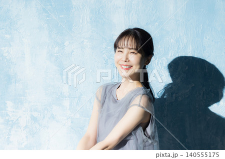 若い女性 若い女性 140555175