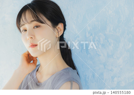 若い女性 若い女性 140555180