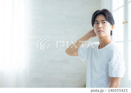 窓辺の男性 窓辺の男性 140555425