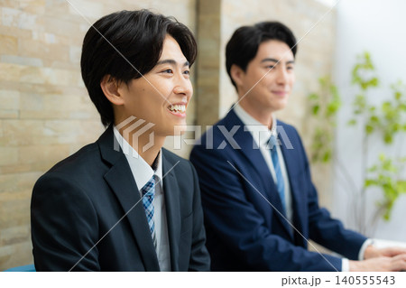 会議するビジネスマン 会議するビジネスマン 140555543