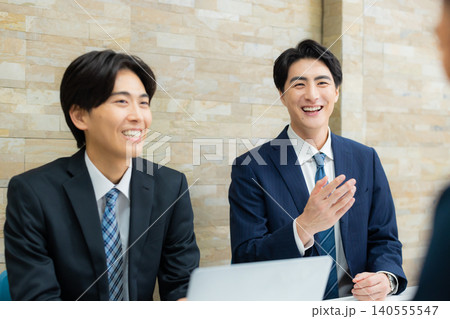 会議するビジネスマン 会議するビジネスマン 140555547