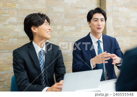 会議するビジネスマン 会議するビジネスマン 140555548