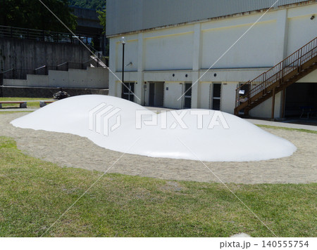 公園に現れた白い山、ふわふわドーム 140555754