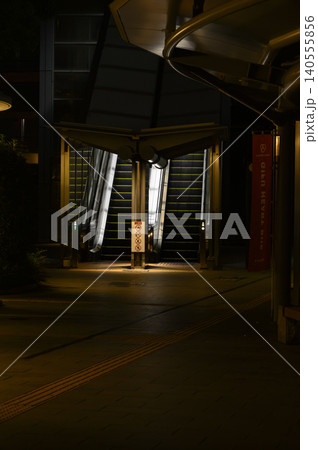 夜間の商業施設エントランス 夜間の商業施設エントランス 140555856