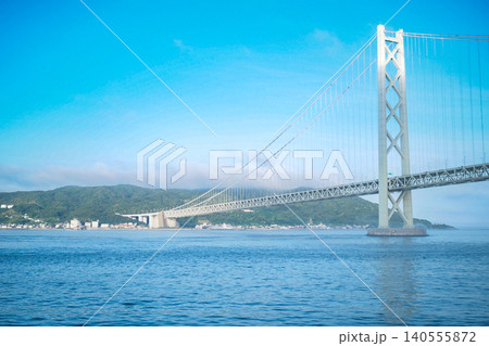 フェリーから望む快晴の明石海峡大橋 フェリーから望む快晴の明石海峡大橋 140555872