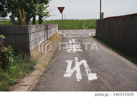 のどかな田舎の交差点 止まれ標示と日本の道路風景 のどかな田舎の交差点 止まれ標示と日本の道路風景 140555929