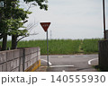 河川敷に立つ一時停止標識　青空と緑が広がる日本の田舎道 140555930