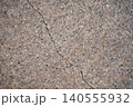 ひび割れが走る洗い出しコンクリート　不完全さの美しさが宿る地面の質感 140555932