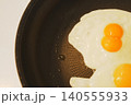 双子卵のフライパン目玉焼き　生活感あふれる調理シーン 140555933