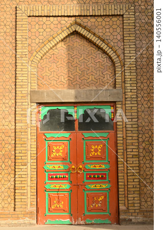 The intricate patterns on the doors of the Kuche Palace are renowned as the residence of the last patriotic prince, who played a crucial role in the liberation of Xinjiang. The intricate patterns on the doors of the Kuche Palace are renowned as the residence of the last patriotic prince, who played a crucial role in the liberation of Xinjiang. 140556001