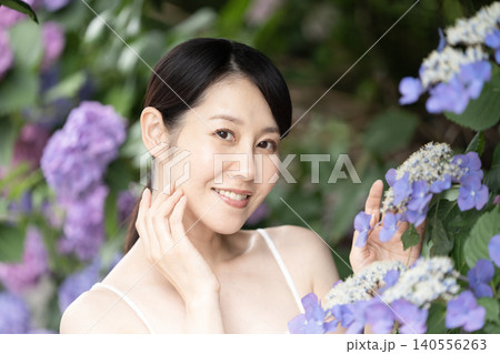 紫陽花と微笑む女性 紫陽花と微笑む女性 140556263