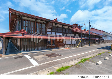 【黒石市中町こみせ通り】こみせ通りには江戸時代の商家が保存され、風情を感じさせる通り 【黒石市中町こみせ通り】こみせ通りには江戸時代の商家が保存され、風情を感じさせる通り 140556321
