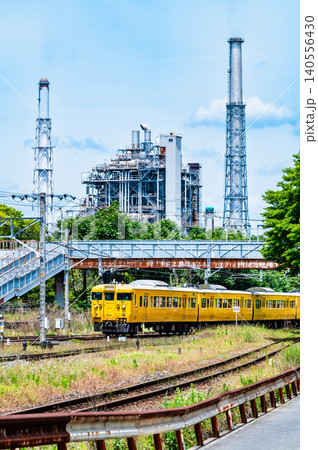 山陽本線　石油コンビナートを背景に走る115系　櫛ケ浜駅付近 140556430
