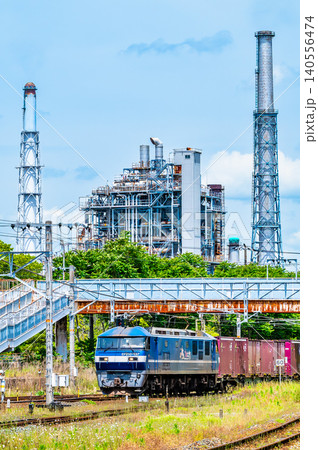 山陽本線　石油コンビナートを背景に走る貨物列車　櫛ケ浜駅付近 140556474