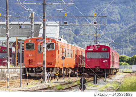 播但線寺前駅に停車する103系電車とキハ41 播但線寺前駅に停車する103系電車とキハ41 140556688