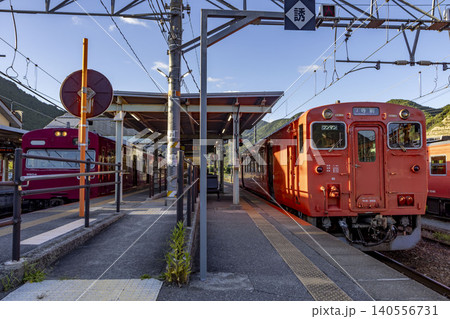 播但線寺前駅に停車する103系電車とキハ41 播但線寺前駅に停車する103系電車とキハ41 140556731
