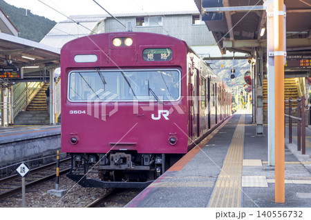 播但線寺前駅に停車する103系電車 140556732