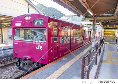 播但線寺前駅に停車する103系電車 播但線寺前駅に停車する103系電車 140556733