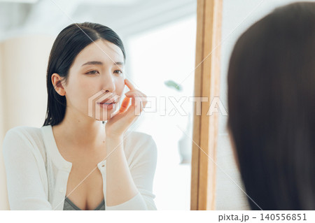 肌荒れを気にする女性 肌荒れを気にする女性 140556851