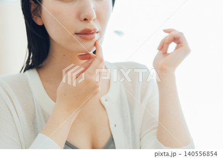 肌荒れを気にする女性 肌荒れを気にする女性 140556854