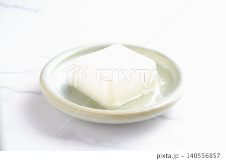 お豆腐 - 大豆を加工した健康食品といえば、豆腐（とうふ） 140556857