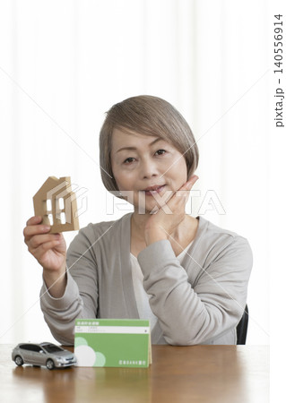 金利の上昇で老後資金の算段をするシニア女性 金利の上昇で老後資金の算段をするシニア女性 140556914