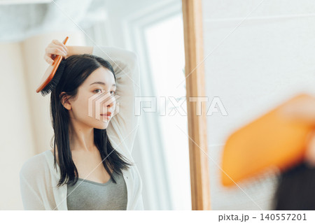 ヘアブラシを使う若い女性 140557201