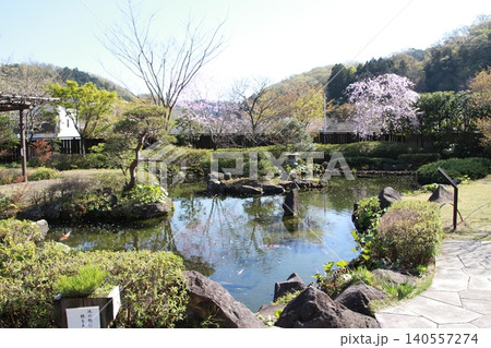 古い木造の建物　高尾駒木野庭園 140557274