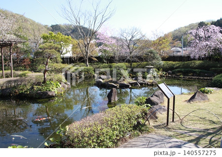 古い木造の建物　高尾駒木野庭園 140557275