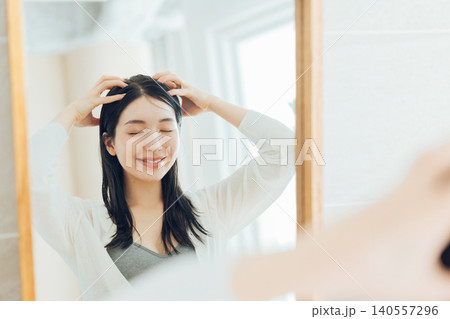 頭皮のマッサージをする若い女性 頭皮のマッサージをする若い女性 140557296
