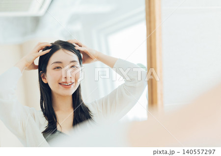 頭皮のマッサージをする若い女性 140557297