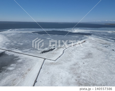 北海道、野付半島の氷平原の上空から冬景色の空撮 北海道、野付半島の氷平原の上空から冬景色の空撮 140557386