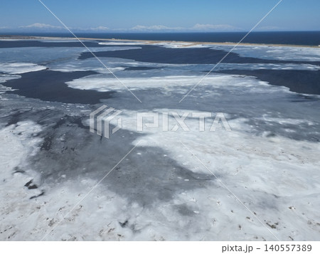 北海道別海町の野付湾の氷平原の上空から空撮 北海道別海町の野付湾の氷平原の上空から空撮 140557389