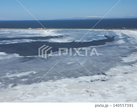 北海道別海町の野付湾の氷平原の空撮 北海道別海町の野付湾の氷平原の空撮 140557391