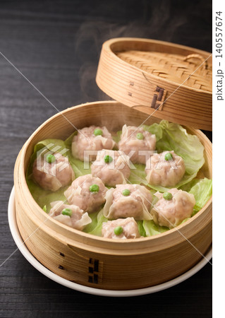 蒸籠で蒸した手作りの焼売 蒸籠で蒸した手作りの焼売 140557674