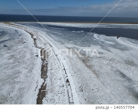 北海道別海町の野付半島の氷平原上空から空撮 北海道別海町の野付半島の氷平原上空から空撮 140557704