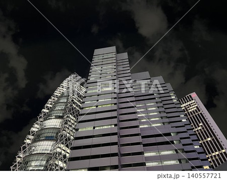 新宿高層ビル群を見上げる夜景と都市建築 新宿高層ビル群を見上げる夜景と都市建築 140557721