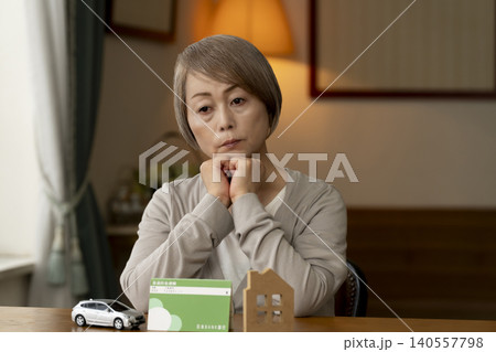 金利の上昇で老後資金に不安なシニア女性 金利の上昇で老後資金に不安なシニア女性 140557798