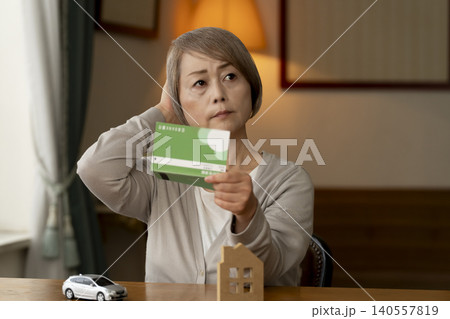 金利の上昇で老後資金に不安なシニア女性 140557819