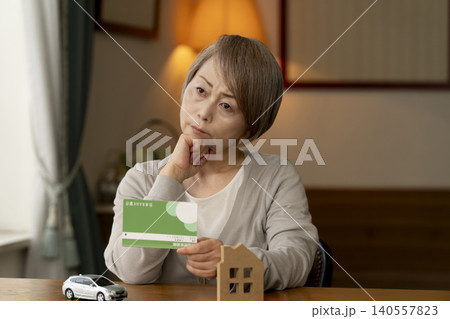 金利の上昇で老後資金に不安なシニア女性 140557823