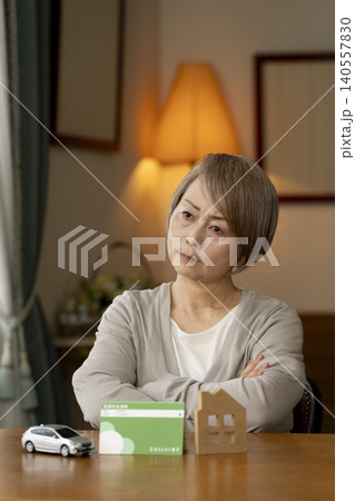 金利の上昇で老後資金に不安なシニア女性 140557830