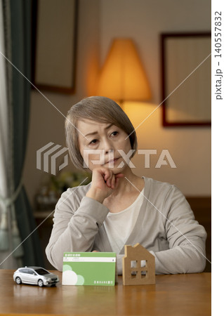 金利の上昇で老後資金に不安なシニア女性 金利の上昇で老後資金に不安なシニア女性 140557832