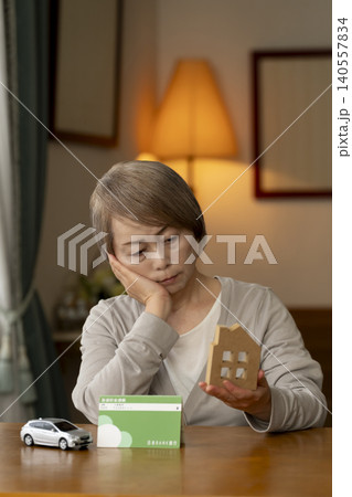金利の上昇で老後資金に不安なシニア女性 140557834