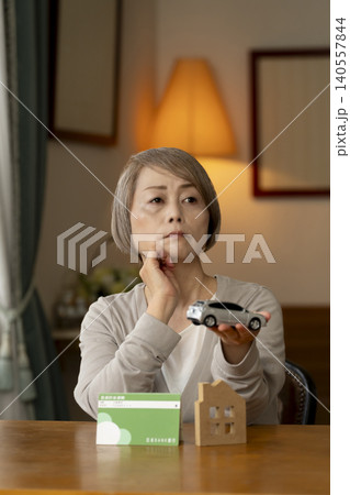 金利の上昇で老後資金に不安なシニア女性 140557844
