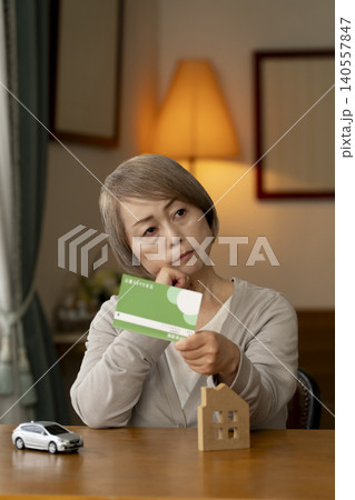 金利の上昇で老後資金に不安なシニア女性 140557847