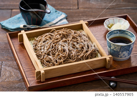 もり蕎麦 せいろに盛った冷たい蕎麦とめんつゆ 140557905