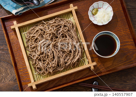 もり蕎麦 せいろに盛った冷たい蕎麦とめんつゆ もり蕎麦 せいろに盛った冷たい蕎麦とめんつゆ 140557907