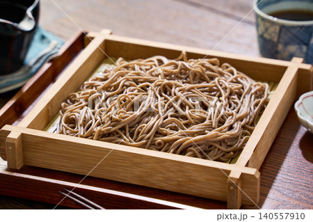 もり蕎麦 せいろに盛った冷たい蕎麦とめんつゆ 140557910