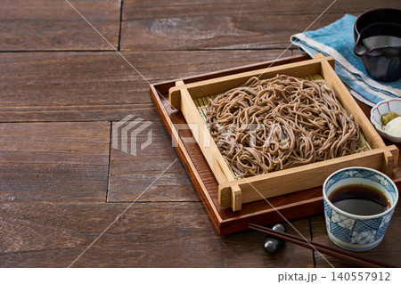 もり蕎麦 せいろに盛った冷たい蕎麦とめんつゆ もり蕎麦 せいろに盛った冷たい蕎麦とめんつゆ 140557912